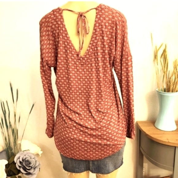 Lucky Brand Red Geometric V-Neck Blouse - Picture 2 of 3